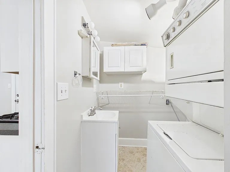 1002 Haskell St — Photo 11