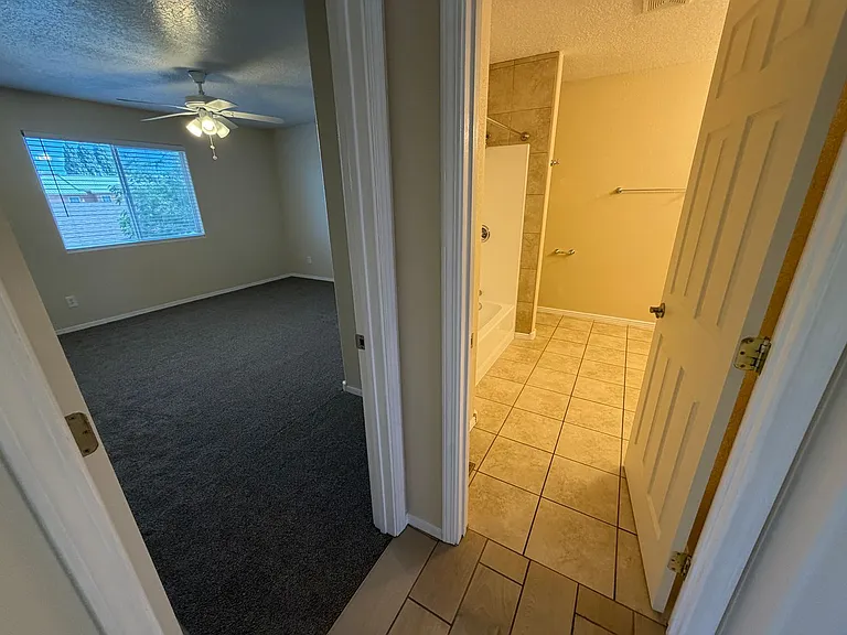 1911 Girard Blvd NE — Photo 24