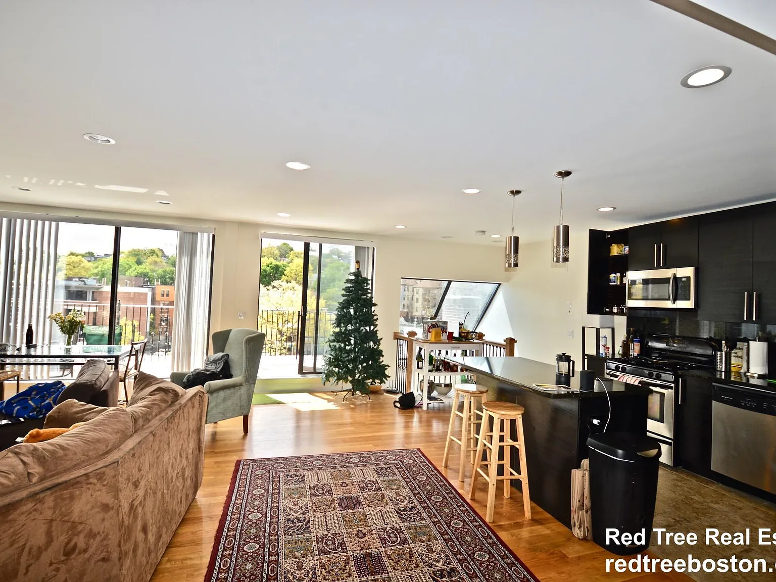 4 bed, 1800 sqft, $6,900 — Photo 2