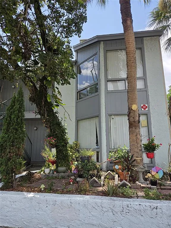 1 bed, 1.0 bath, 642 sqft, $1,050 — Photo 1