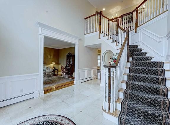 4th image of 587 Farview Ave