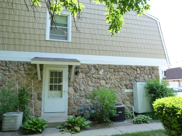 356 Meadow Ct, Vernon Hills, IL 60061