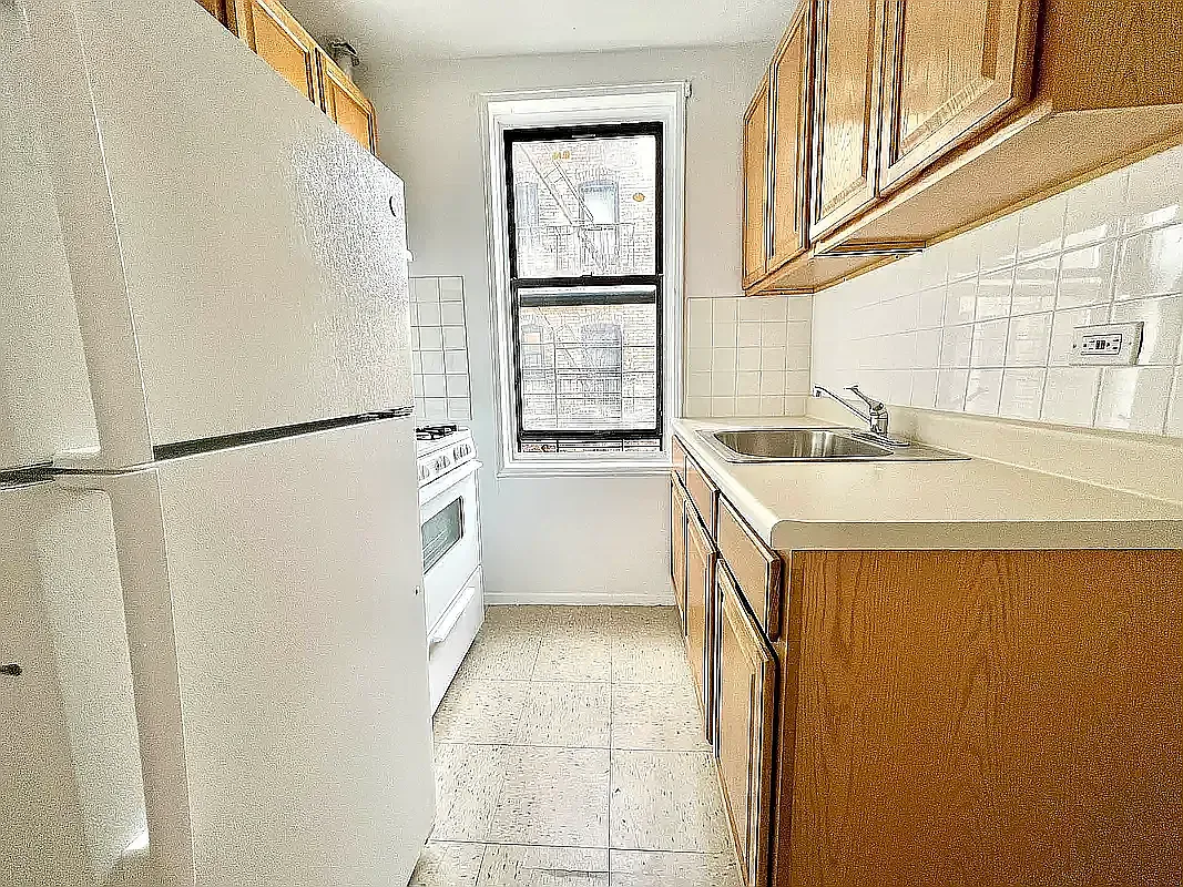2976 Marion Ave — Photo 2