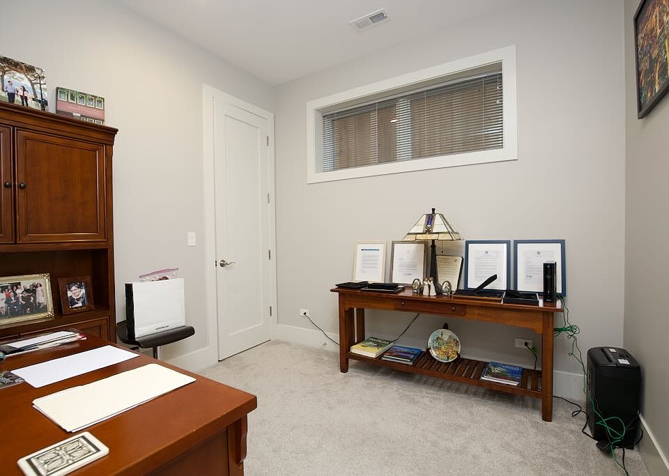 1st image of 4133 N Kenmore Ave #G04c