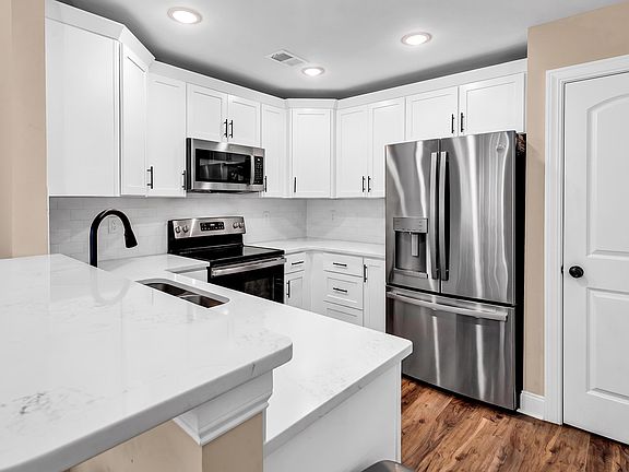 2nd image of 581 Bend Ave.