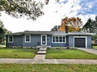 977 Roslyn Rd, Glen Ellyn, IL 60137