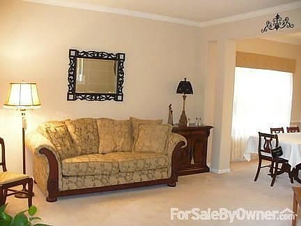 Formal Living : Nice light from the foyer