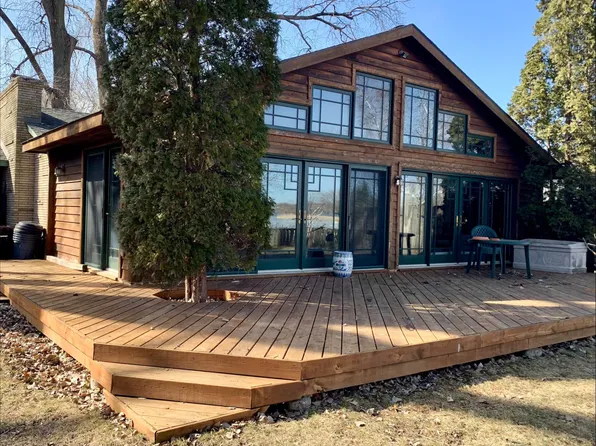 112 Peninsula Rd, Medicine Lake, MN 55441