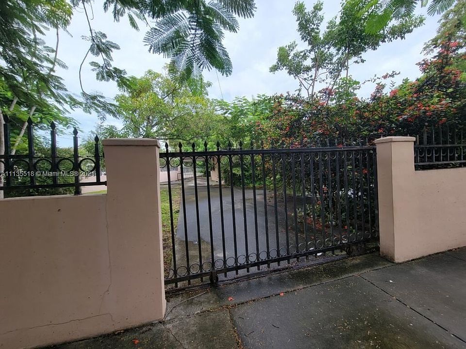 2nd image of 525 SW 18th Ter