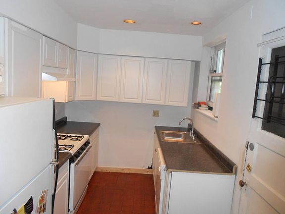 4th image of 646 W Oakdale Ave #11