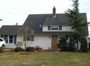 19 Redbrook Ln, Levittown, PA 19055