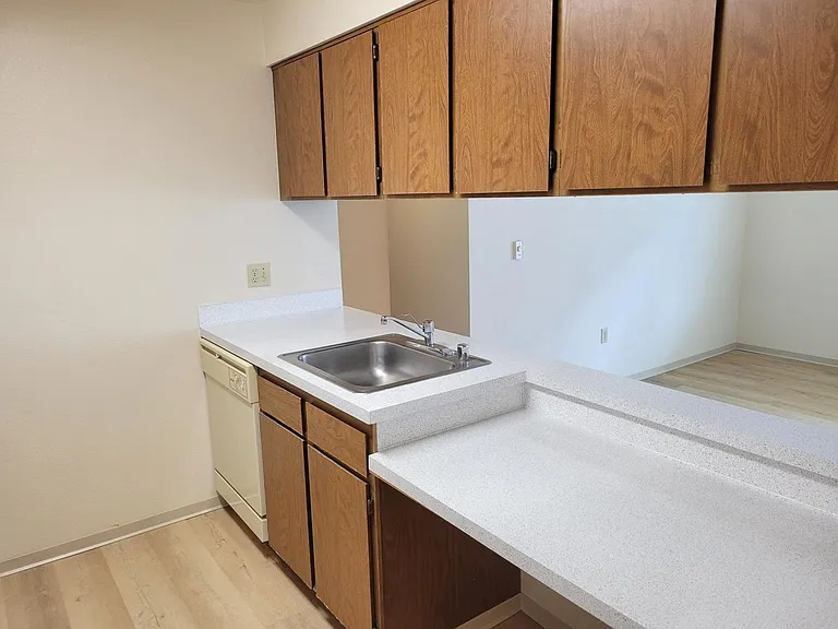 Willow Bay Apartments — Photo 12