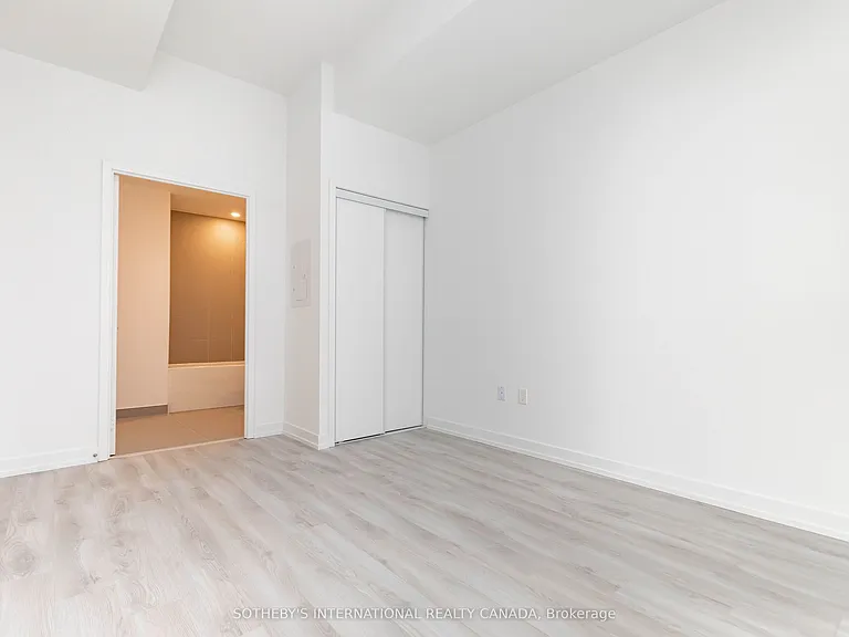 33 Helendale Ave #403 — Photo 14