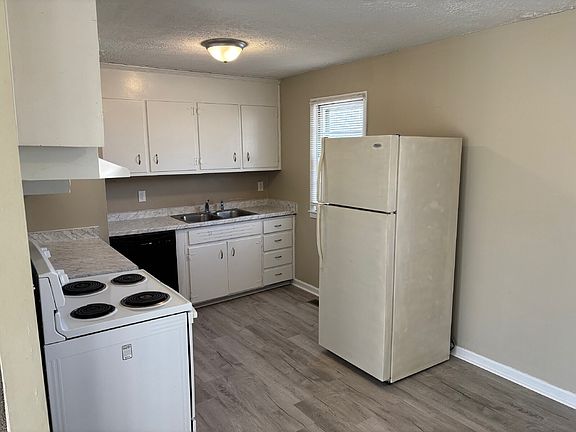 5th image of 340 Davis Dr