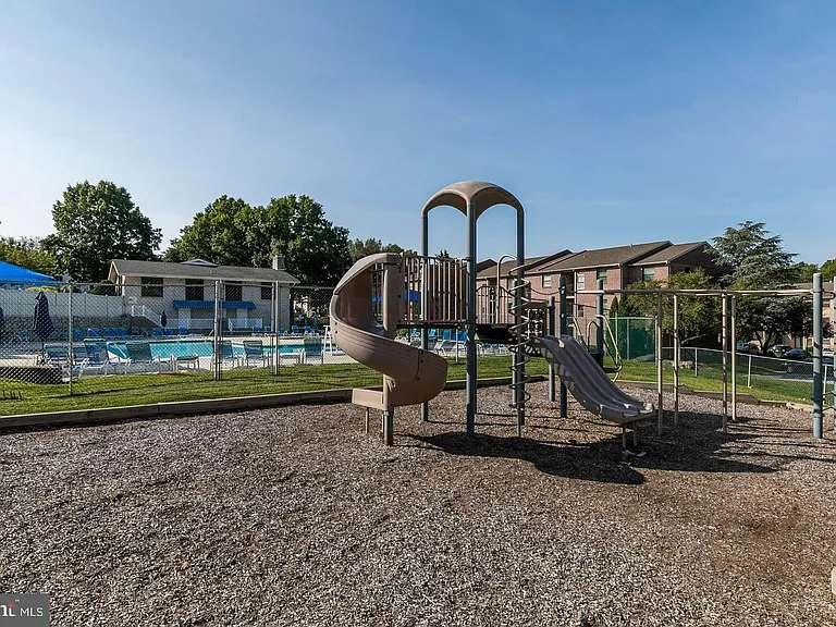 910 Valley Dr — Photo 14
