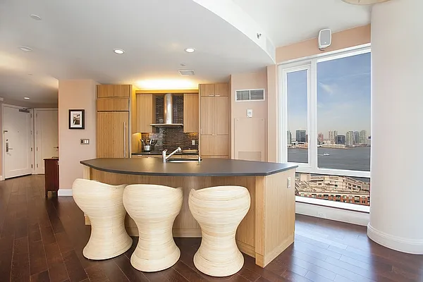 Sold by LG Fairmont Group | media 4