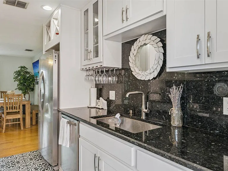 124 E Harding St — Photo 10