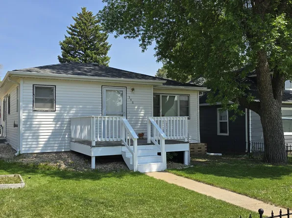 546 4th Ave W, Dickinson, ND 58601