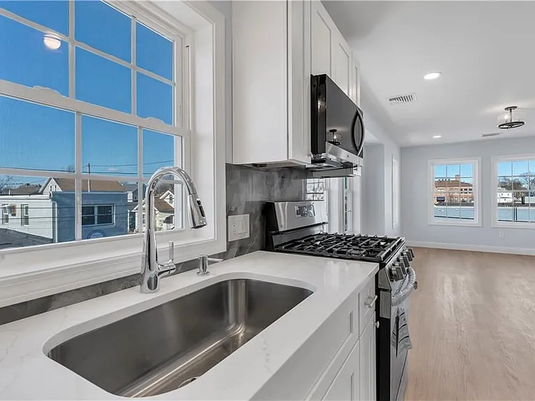 10 Anthony Ave #2 — Photo 6