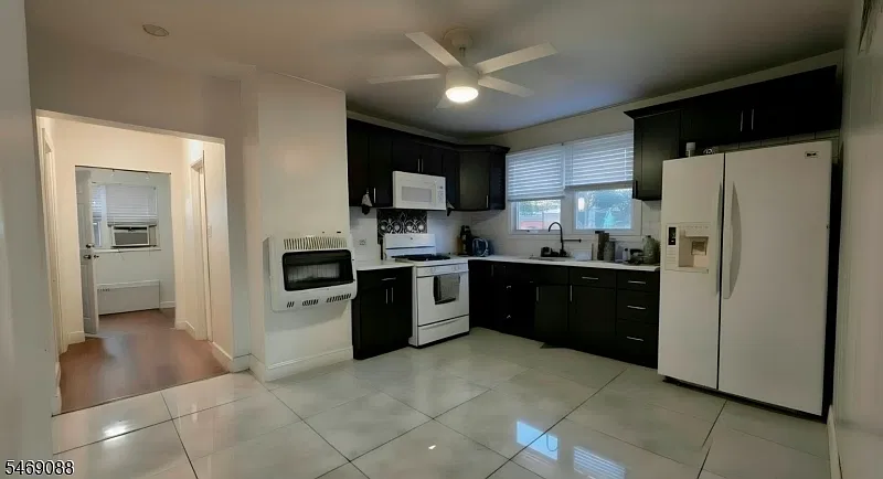 2 bed, 1.0 bath, 900 sqft, $2,200 — Photo 1
