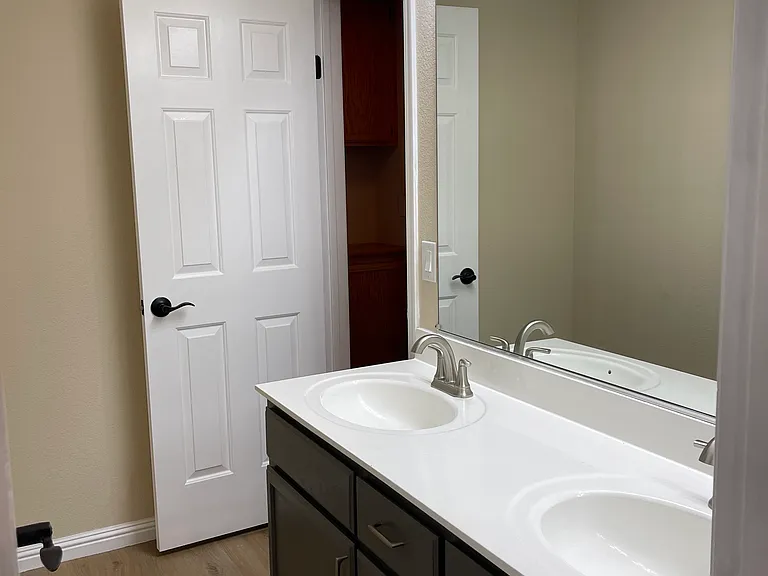 423 Kinsmill Ct — Photo 19