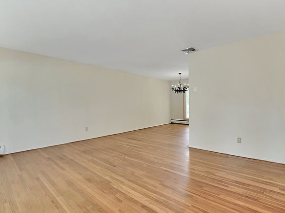 5th image of 5 Serpentine Ln