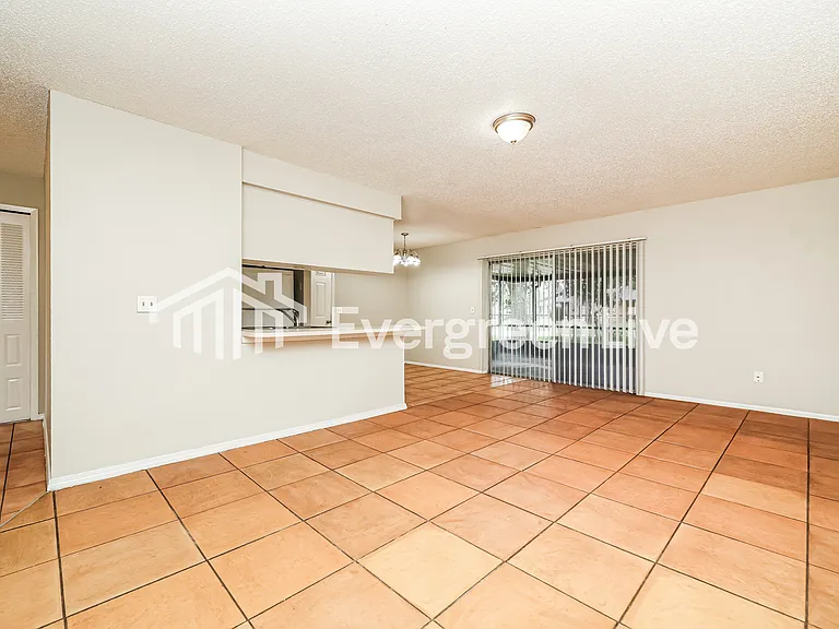 613 Charter Ct — Photo 3