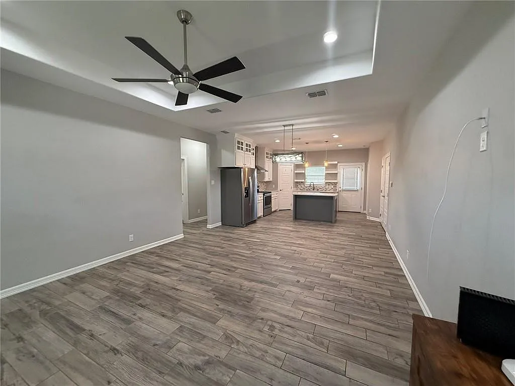 3 bed, 2.0 bath, 1326 sqft, $2,300 — Photo 2