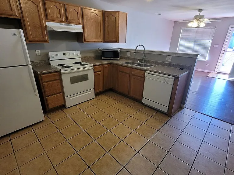 402 Shade Tree Ln — Photo 1
