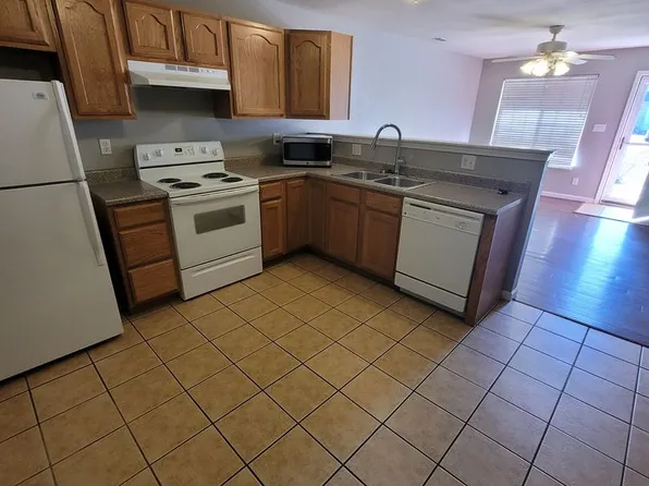 402 Shade Tree Ln, Farmington, MO 63640