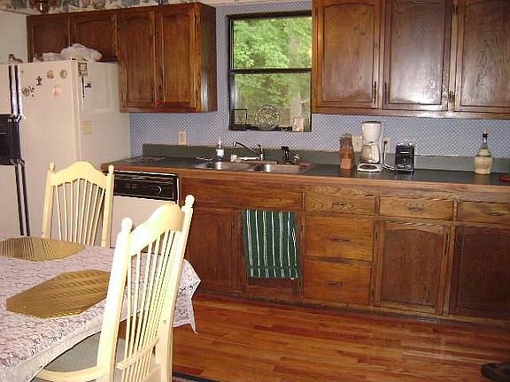 4th image of 3910 Greenbrier Dr