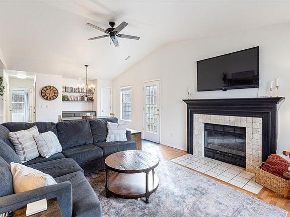 2nd image of 571 E Evergreen Ln