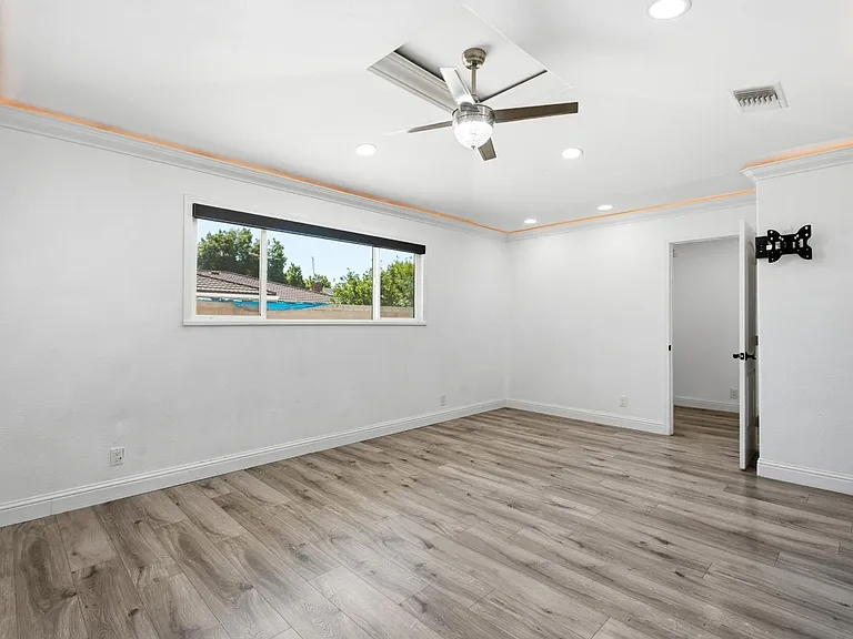 6552 N Augusta St — Photo 13