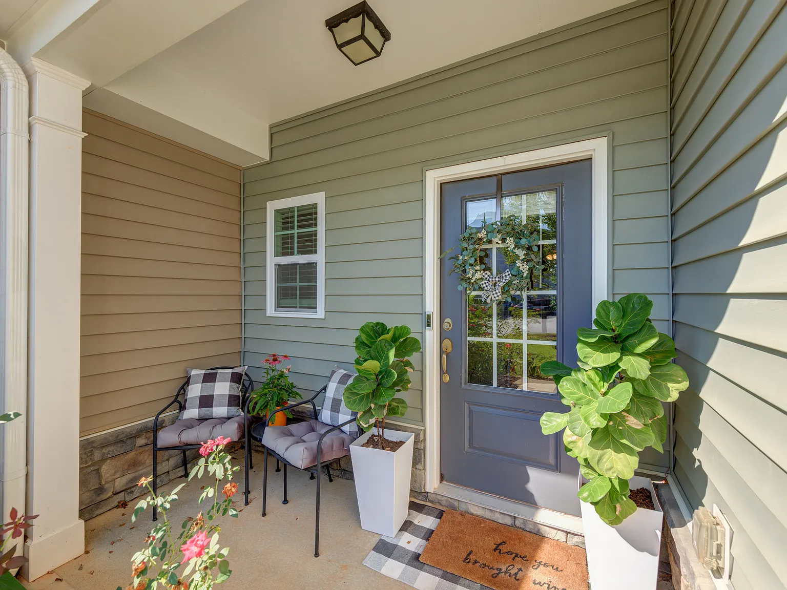 3 bed, 2.5 bath, 1642 sqft, $2,100 — Photo 2