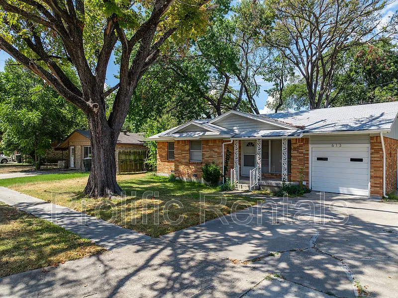 3 bed, 1.0 bath, 1088 sqft, $1,300 — Photo 2
