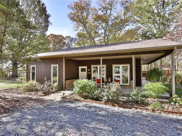 634 Eisenhower St, Yadkinville, NC 27055