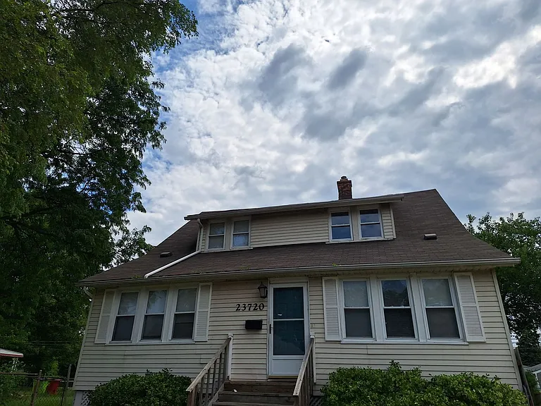 23720 Shakespeare Ave — Photo 2