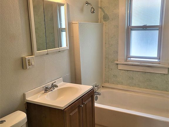 3rd image of 33 Parkridge Ave #2