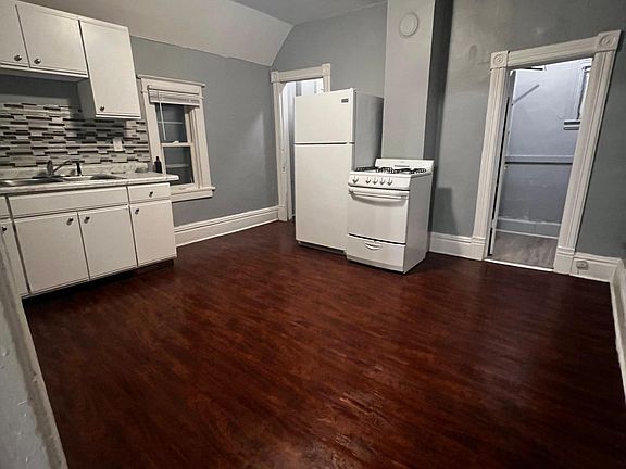 4th image of 998 Farrington St #2
