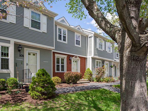 3rd image of 102 Twin Brook Ct