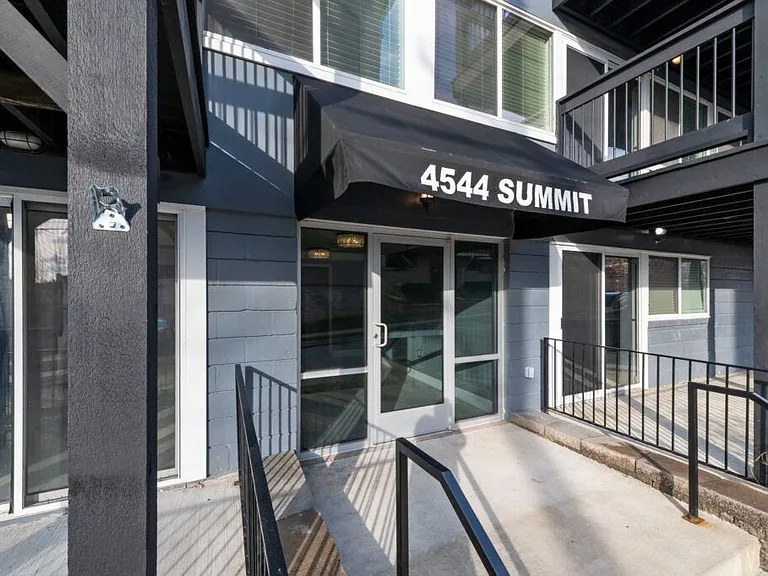 4544 Summit St — Photo 8