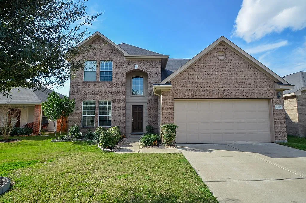 4 bed, 2.5 bath, 2458 sqft, $2,250 — Photo 1