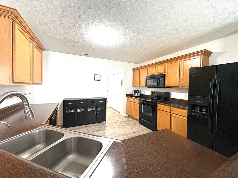 2467 Middle View Dr — Photo 10