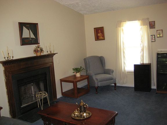 2nd image of 2700 Laurelton Pl