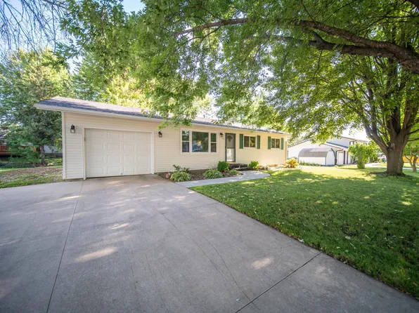 405 4th St NE, Hayfield, MN 55940