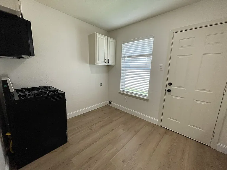 204 Hosack St — Photo 5