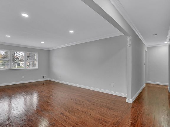 4th image of 31 Milford Ln APT W13