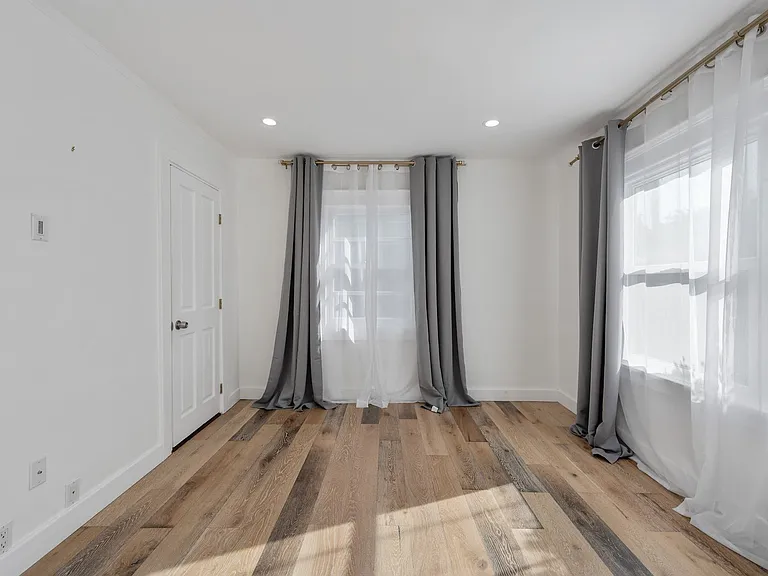 7715 Lexington Ave — Photo 15