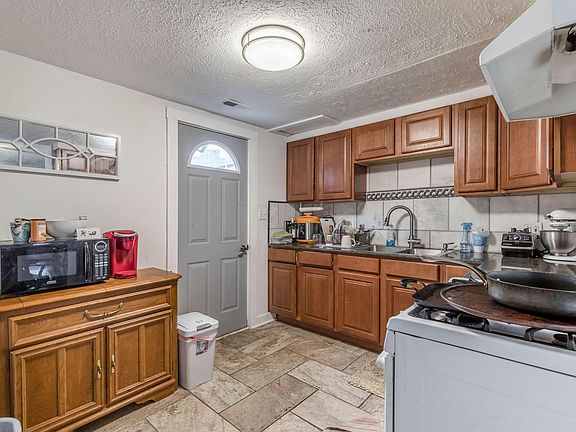 4th image of 560-562 E Beck St