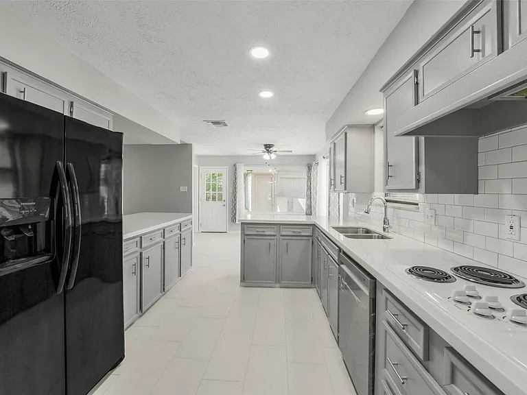 21323 Park Bluff Dr — Photo 17